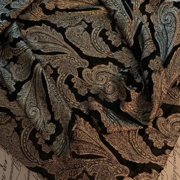 SOLD Dressy stunning scarf - Picture 2 of 7